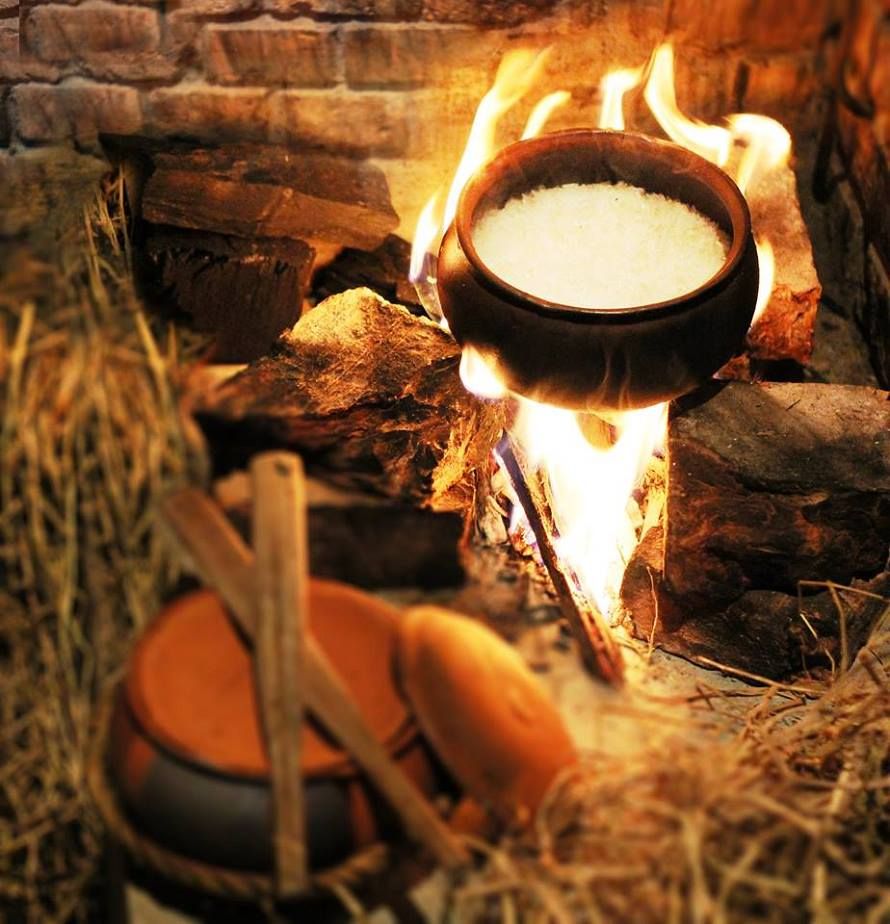 Khi nấu cơm niêu, cần điều chỉnh lửa vừa phải để đảm bảo cơm không bị khê và cháy