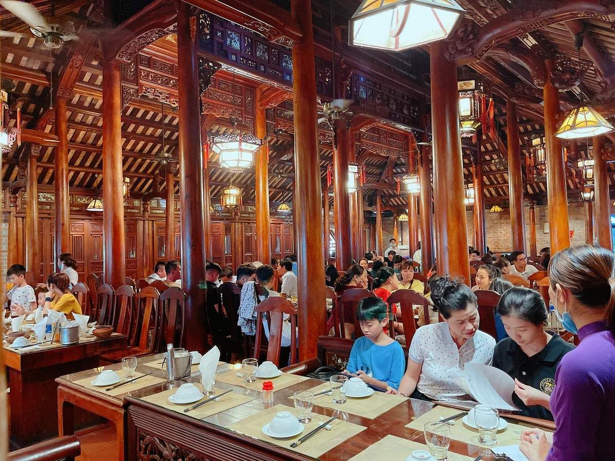 Nhà hàng có hai tầng, phục vụ cả cơm niêu và các món ẩm thực Huế